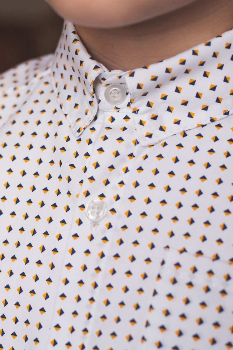 Biała koszula w romby