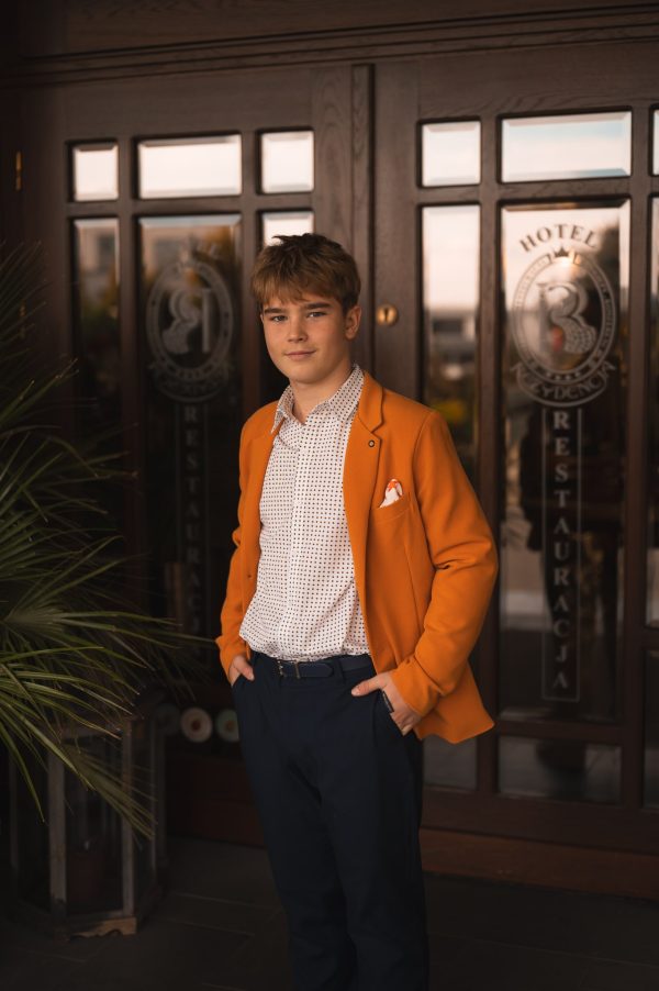 Marynarka chłopięca pomarańczowa | Młody model w pomarańczowej marynarce muskatos