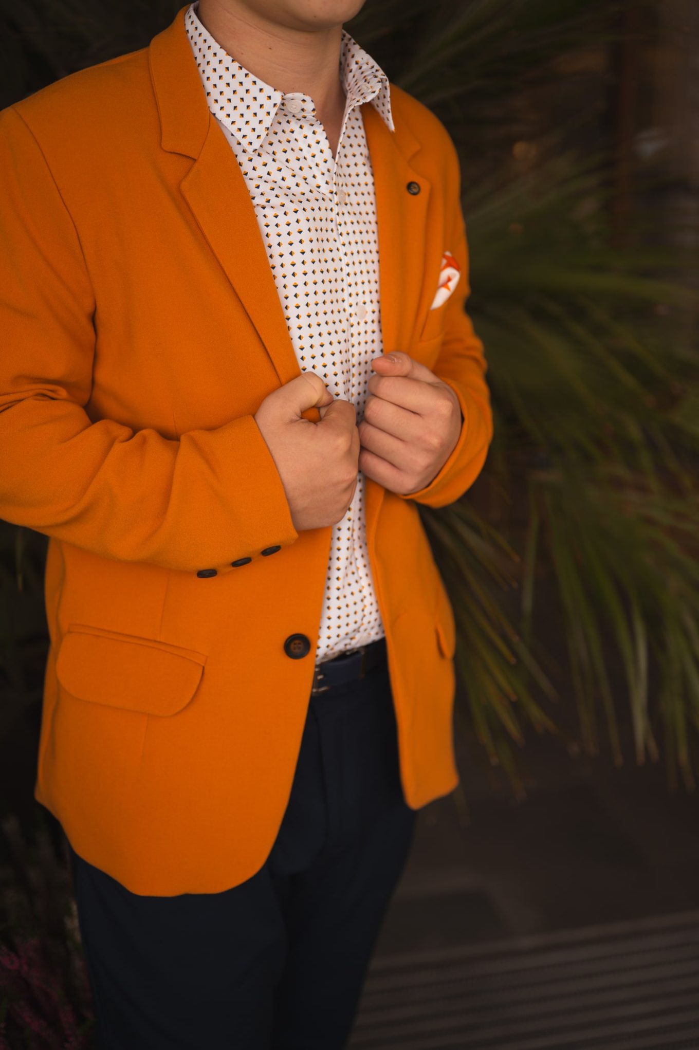 Marynarka chłopięca pomarańczowa Na zdjęciu widać marynarkę chłopięcą wraz z jasną koszulą muskatos