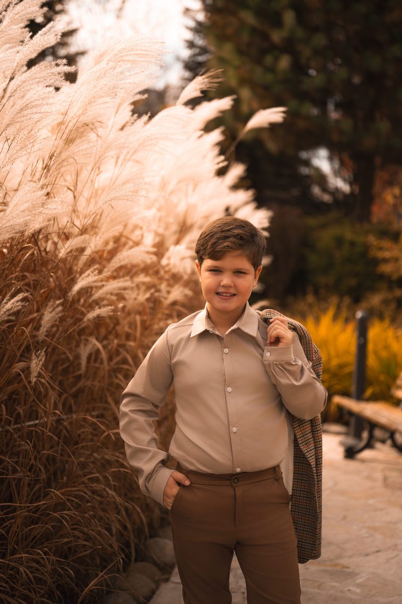 Beżowa koszula chłopięca