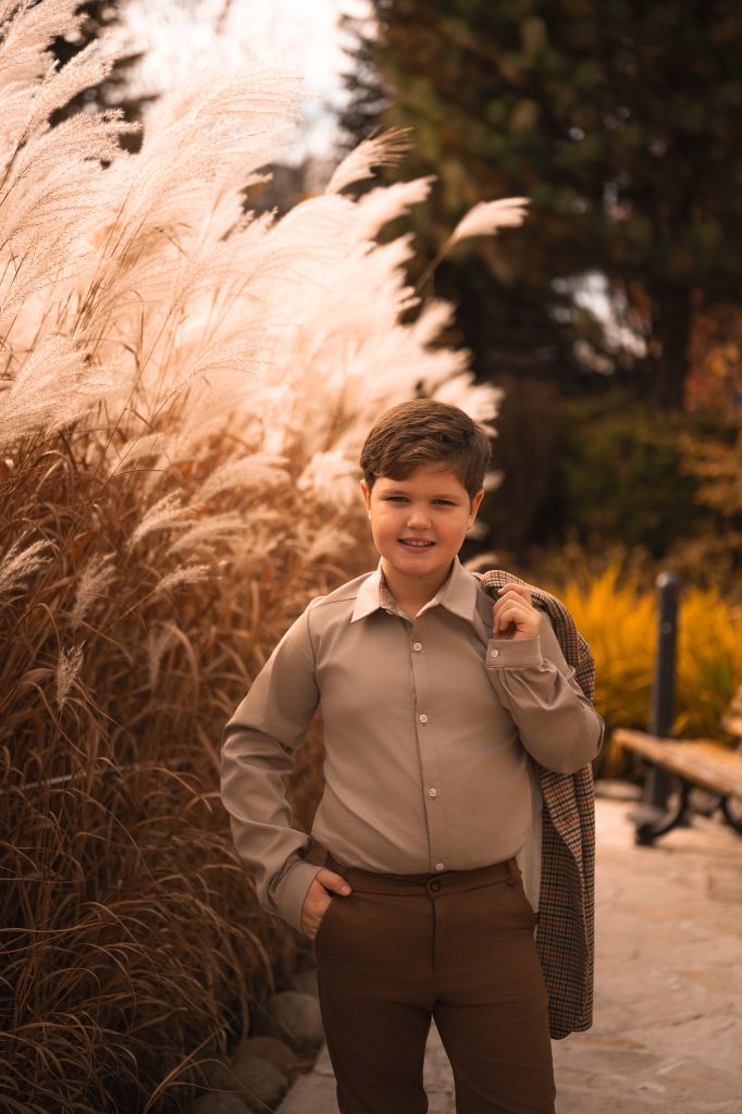 Stylizacja chłopięca w brązach