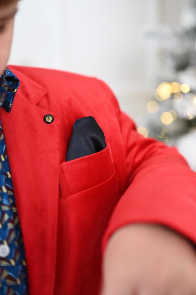 Szlachetne tkaniny, Czerwona marynarka chłopięca