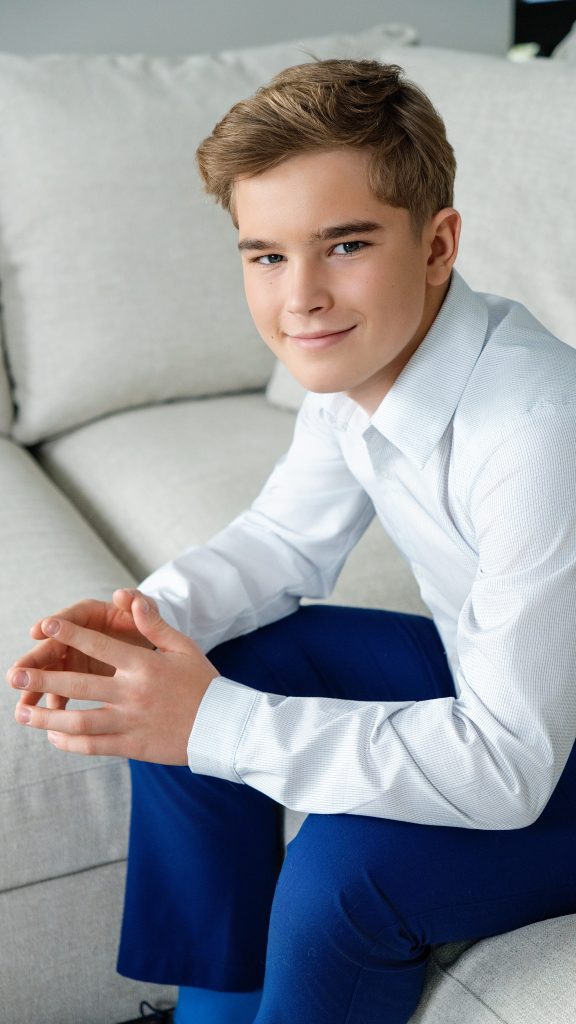 biała koszula chłopięca